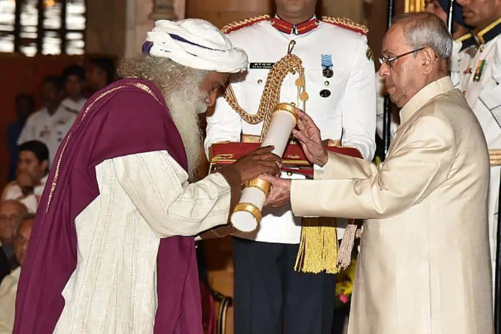 Shri Pranab Mukherjee granting the Padma Vibhushan Award to Sadhguru 